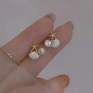 Boucles d'oreilles étoile de mer et coquillage dorées avec perles et zircons design