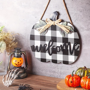 Détail de la plaque de bienvenue citrouille à carreaux avec nœud et décor d'automne