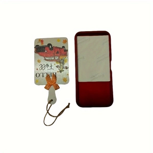 Détail d'une plaque Hello Fall avec nœud orange et boîte de rangement rouge