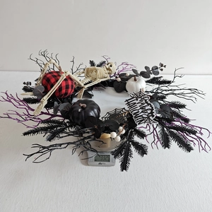 Detailed scale view of Halloween wreath with skeleton and pumpkin weighing 332.5g