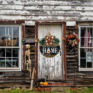 Targa di Halloween in legno con testo Home Sweet Spooky Home e fiocco con fantasmi