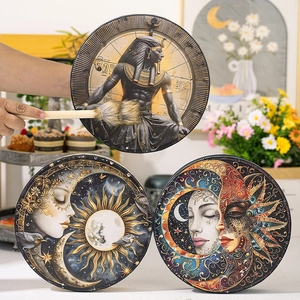 Dettaglio del tamburo sciamanico decorativo con motivi egizi e bacchetta battente