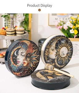 Vista dettagliata di tre tamburi sciamanici con motivi artistici egizi e della luna