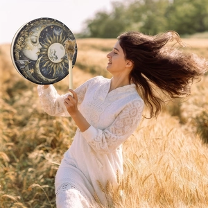 Dettaglio del tamburo sciamanico con motivi sole e luna nel campo di grano