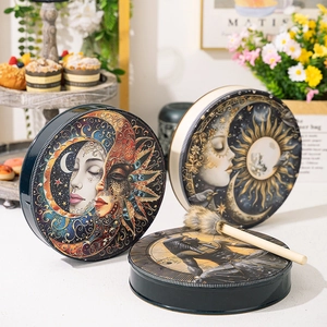 Contenitori metallici artistici con mistiche dee egizie e motivi di Anubi decorativi