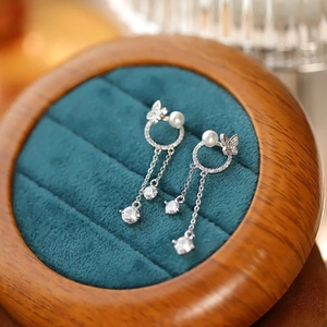 Boucles d'oreilles papillon en argent avec perles et cristaux sur velours