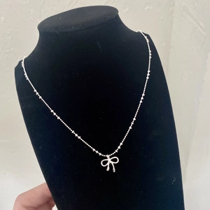 Collier élégant pour femme avec pendentif papillon argenté et chaîne à billes raffinée