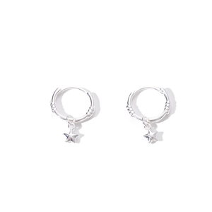 Boucles d'oreilles créoles avec breloque étoile de style français en finition argentée