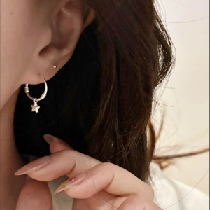 Boucles d'oreilles créoles étoiles en argent de style français au design épuré