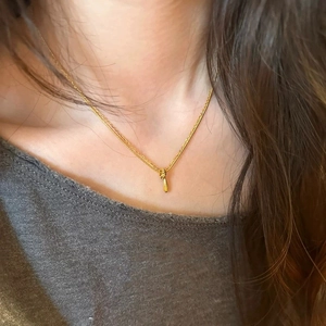Collier avec pendentif goutte d'eau plaqué or de style français avec double chaîne sur modèle