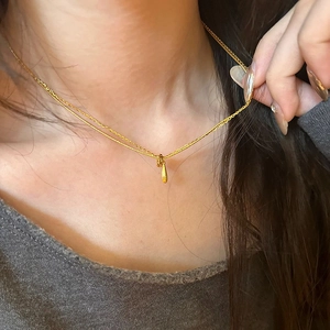 Collier double rang doré avec pendentif goutte d'eau, style minimaliste français chic