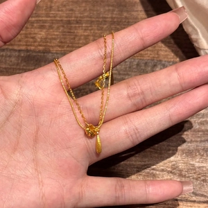 Collier double chaîne de style français avec pendentifs cercle et goutte dorés