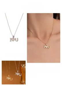 Vue détaillée des colliers I Heart U en argent et or avec pendentifs coeur sertis de strass