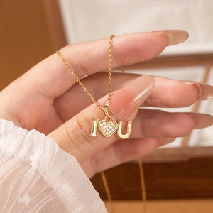 Élégant collier lettre dorée avec pendentif I love U et cœur scintillant en zircone