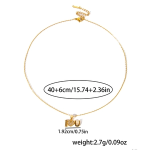 Détail du collier doré I love U avec cœur en zircon et dimensions indiquées
