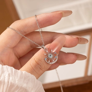 Collier lune et étoile en argent avec gemme bleue et cristaux étincelants