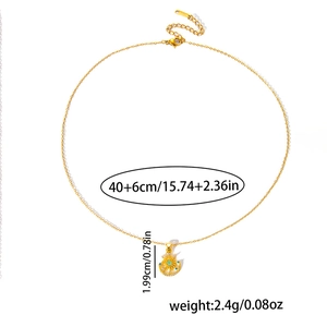Détail du collier soleil et lune doré avec pierre bleue et dimensions indiquées