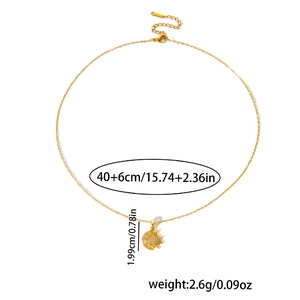 Détail du collier pendentif soleil et lune avec fermoir mousqueton et chaîne réglable