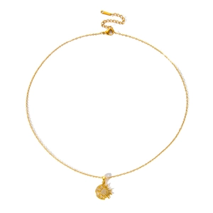 Détail du pendentif soleil et lune avec zircons sur un collier en plaqué or brillant