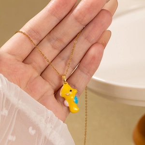 Détail du collier hippocampe avec émail jaune vif sur une chaîne dorée élégante