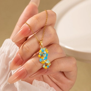 Collier pendentif hippocampe doré élégant avec émail coloré porté au cou