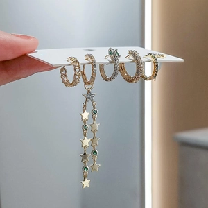 Élégant ensemble de boucles d'oreilles dorées avec pampille étoile et pierre verte