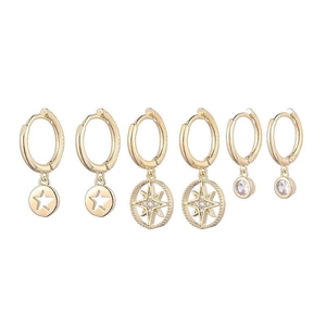 Détails d'un ensemble de créoles de luxe avec perles et pendentifs étoiles brillants
