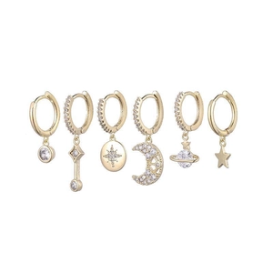 Détail d'un ensemble de six boucles d'oreilles dorées avec pendentifs étoile et lune
