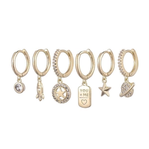 Détail d'un lot de 6 boucles d'oreilles dorées avec breloques célestes et gravure YOU+ME