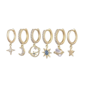 Lot de six boucles d'oreilles créoles dorées avec pendentifs étoile et lune sertis de cristaux