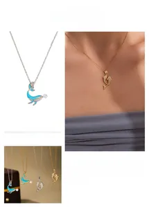 Détail du collier dauphin avec perles serties et pendentif en émail bleu