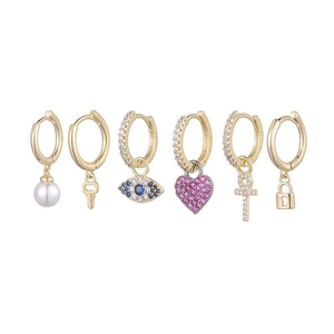 Détail du lot de 6 boucles d'oreilles dorées avec perles, cœur et œil de protection