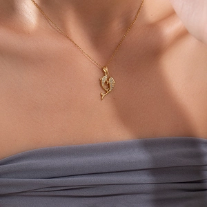 Collier dauphin double doré élégant avec pierres scintillantes porté par un mannequin