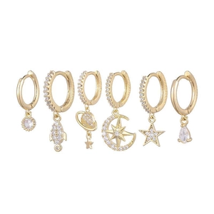 Détail du lot de créoles dorées avec pendentifs célestes d'étoiles, lune et planètes