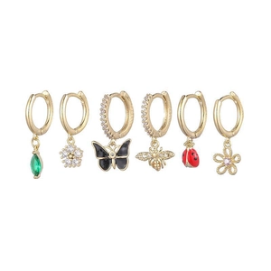 Détail du lot de 6 boucles d'oreilles avec breloques coccinelle et fleurs dorées