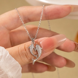 Collier dauphin en argent avec cœur en zircons scintillants sur une chaîne en acier titane