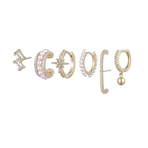 Détail d'un ensemble de 6 boucles d'oreilles dorées avec perles, étoiles et zircons