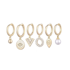 Détail du lot de 6 boucles d'oreilles dorées avec perles, fleurs zircon et breloques