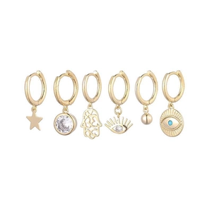 Détail du lot de 6 boucles d'oreilles dorées avec main de Hamsa, étoile et œil bleu