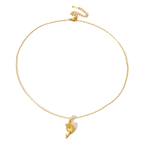 Collier dauphin doré avec zircons blancs étincelants et pendentif opale sur fond blanc
