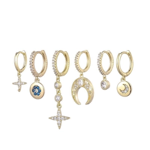 Détail du lot de 6 boucles d'oreilles dorées avec cristaux bleus et breloques lune