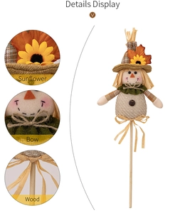 Dettagli dello spaventapasseri del raccolto con girasole, fiocco e bastone in legno