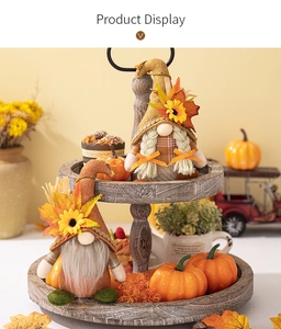 Gnomes d'automne avec feuilles d'érable et tournesols sur un plateau à étages rustique