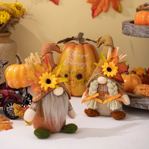 Détail de gnomes de récolte avec tournesols et feuilles d'érable sur chapeaux d'automne