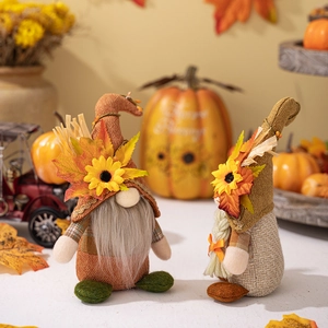 Détail d'une paire de nains de Thanksgiving avec chapeaux tournesol et feuilles d'érable