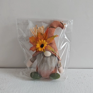 Gnome d'automne en peluche avec chapeau de tournesol et décor de feuilles d'érable