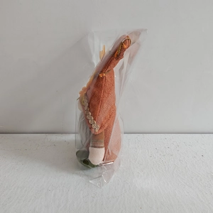 Détail de gnome d'automne avec bonnet en tricot orange et feuilles d'érable décoratives