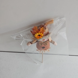 Dettaglio dell'asta decorativa spaventapasseri del raccolto con cappello a girasole