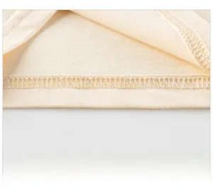 Vue macro détaillée de la double couture de haute qualité sur l'ourlet du t-shirt bébé