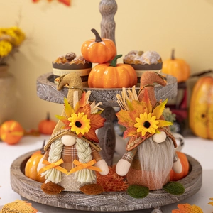 Gnomes de Thanksgiving avec chapeaux de tournesol sur plateau décor d'automne